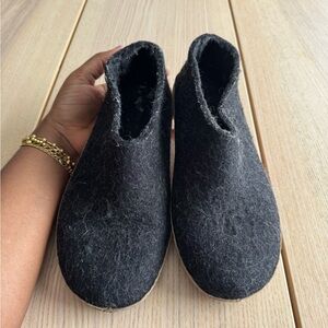 Glerups women’s 10 Black Wool Slippers